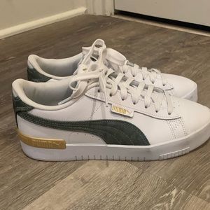Women’s puma sneakers
